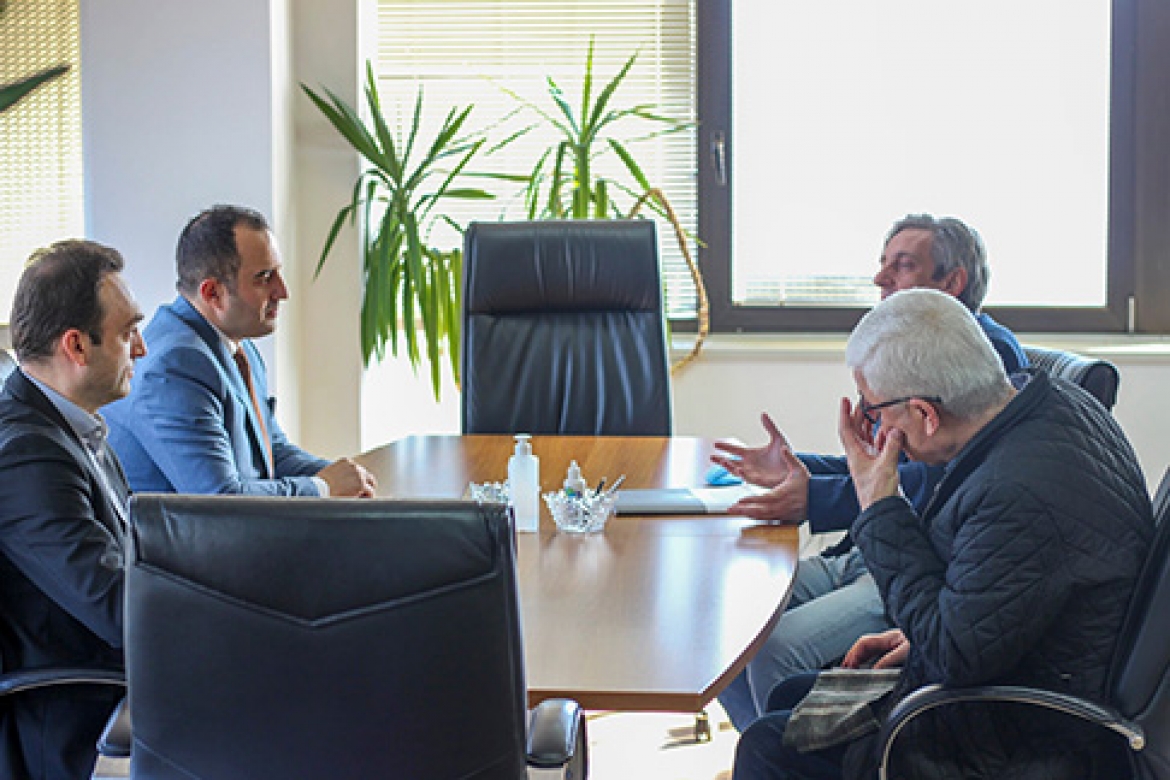 Bised&euml; me Jeton Shaqirin - minist&euml;r i Arsimit dhe Shkenc&euml;s